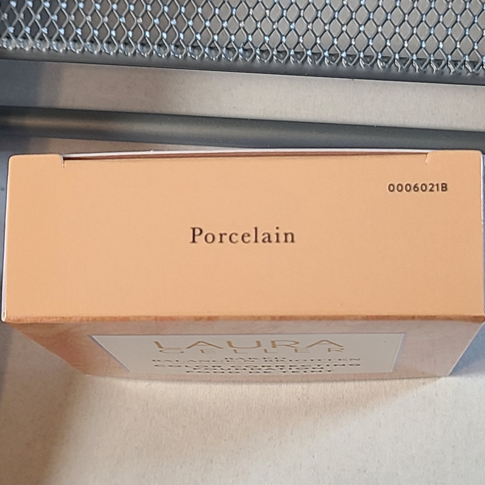 Laura Geller Baked BalanceNBrighten Color Correcting Foundation Porcelain/ Brush - Picture 5 of 9